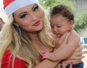 Ellen Rocche Instagram - Nesse dia de Natal não poderia deixar de postar essas fotos lindas que recebi do meu amigo Walter Castilho, do almoço beneficente para 450 crianças e pessoas com deficiência realizado na semana passada pelo @blocodoficooficial. Tem tanta foto linda, tanta gente bacana que não coube aqui no feed, mas vou postar nos stories. Obrigada a todos que fazem a diferença. Um feliz e abençoado Natal, cheio de amor, saúde, gratidão e que a gente não se esqueça que os momentos de felicidade mais pura podem ser também os mais simples: a família unida, o riso que toma conta da casa, o entusiasmo no rosto das crianças, o carinho que transborda em todos os corações. Que Jesus esteja sempre presente em nossas vidas. Um beijo cheio de carinho a todos os meus amigos aqui do Instagram ❤️ Obrigada por estarem sempre comigo 🎄🎅🏻✨ #FelizNatal