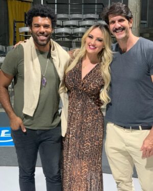 Ellen Rocche Instagram - Na minha lista sobre todas as coisas maravilhosas, @kikomascarenhas e esse espetáculo são uma delas ❤️
Kiko é um acontecimento, maestro no palco, contador de histórias com a sensibilidade, pureza, talento e simplicidade que tocam a alma de uma forma única. Foi uma noite mágica! Assistam esse espetáculo imperdível, em cartaz no Tucarena
Fui com o meu amor @guilherme.chelucci e nosso amigo @moisespazianotto e ainda tive a sorte de encontrar pessoas queridas e especiais @zecabittencourt21, @eudududeoliveira @todasascoisasteatro eduardaaz