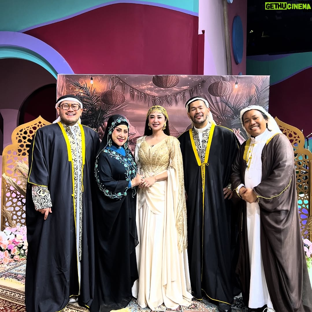 Elvy Sukaesih - 3.2K Likes - Selamat hari raya Idul Adha 
Mohon Maaf Lahir dan Batin 

#latepost