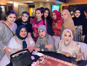 Elvy Sukaesih Instagram - Bukber Arisan Riang & Syantik @amar_dining 💋💖