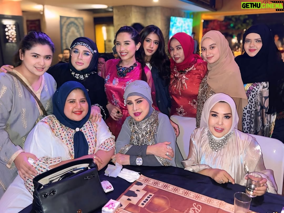 Elvy Sukaesih - 886 Likes - Bukber Arisan Riang & Syantik @amar_dining 💋💖