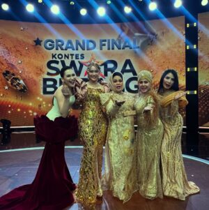Elvy Sukaesih Instagram - Alhamdulillaah jumpa sayang2ku
@hke57 @inul.d @ayutingting92 @ritsu1909
Terima kasih gaun cantiknya @andygemblong13
MUA andalanku @riqiirawanmakeup