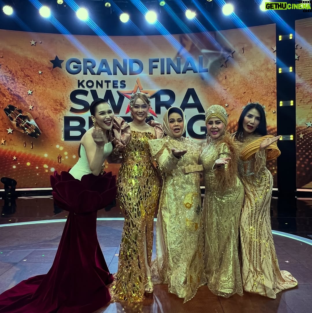 Elvy Sukaesih - 828 Likes - Alhamdulillaah jumpa sayang2ku 

@hke57 @inul.d @ayutingting92 @ritsu1909 

Terima kasih gaun cantiknya @andygemblong13 
MUA andalanku @riqiirawanmakeup