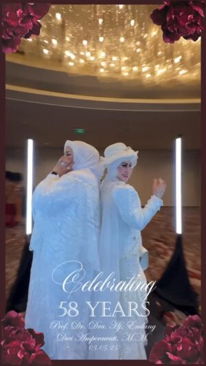 Elvy Sukaesih Instagram - Masyaa Allah tabarakallah bersama mama @elvy_sukaesih #elvysukaesih #dhawiyazaida #reel #instagram
Makeup always on @riqiirawanmakeup 😇❤️🥰😍