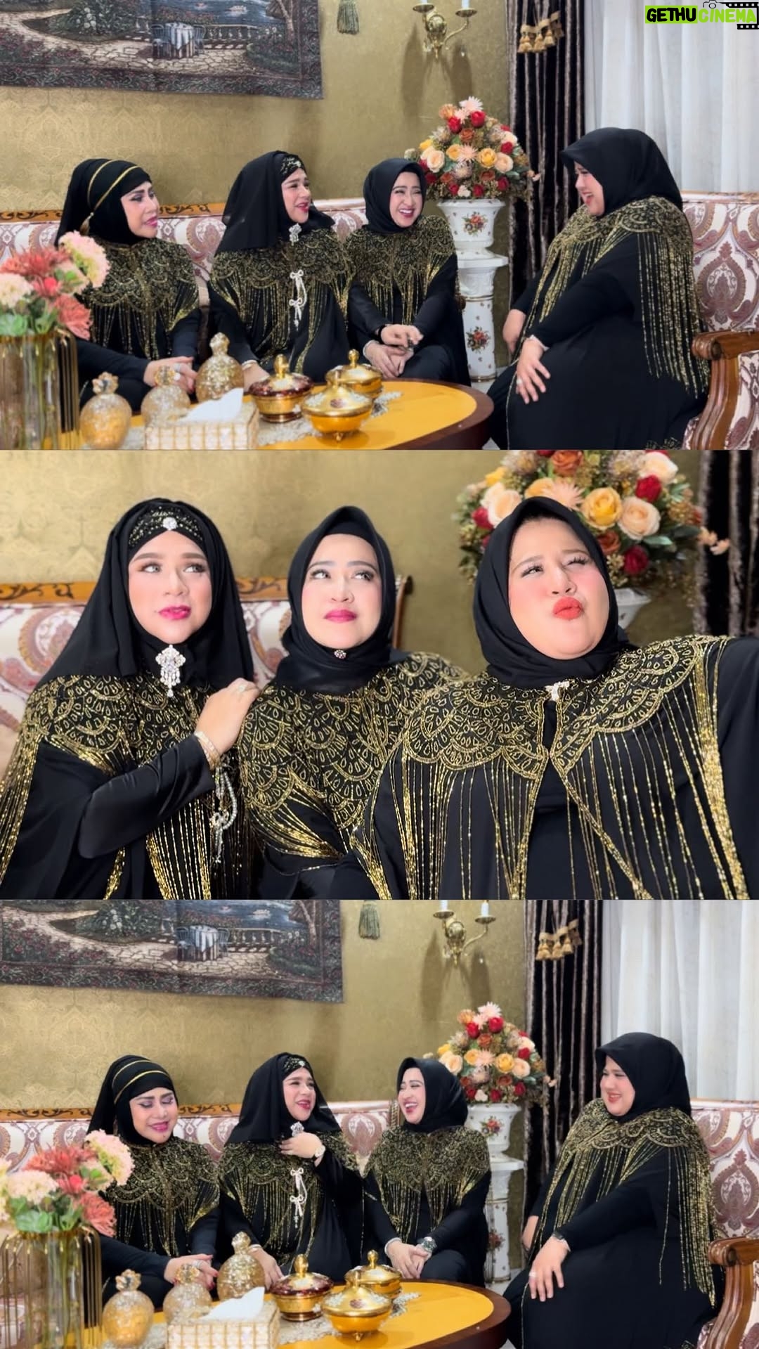 Elvy Sukaesih - 2K Likes - Abaya cantik dari @tokomadinah_arosbayaofficial 
Mereka punya banyak banget model dan warna. Cuss mampir dan kepoin @tokomadinah_arosbayaofficial 🥰