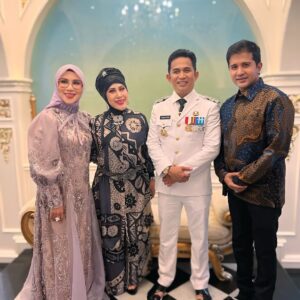 Elvy Sukaesih Instagram - Selamat & Sukses utk Bpk. Rahmad Mas’ud n Ibu Nurlena sebagai Walikota Balikpapan periode ke 2, semoga selalu dalam Lindungan ALLAH SWT, Aamiin yaa ROBBAL ALAAMIIIN 🤲😍
#elvysukaesih #walikotabalikpapan #balikpapan