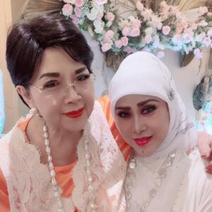 Elvy Sukaesih Instagram - Innalillaahi wainna Ilaihi Roji’un
Telah berpulang Kerahmatullah Senior kami, Eyang TITIK PUSPA 😭
Semoga ALmarhumah Eyang Titik Puspa, ALLAH jadikan kuburnya Raudhoh min Riyyadil Jannah, ALLAH terima semua amal ibadahnya.
Semoga Almarhumah dalam Ampunan Rahmat & Ridho ALLAH SWT.
Min Ahli Khair… Min Ahli Jannah yaa ALLAH yaa ROBB 😭😭❤️❤️❤️ Al Fatihah…