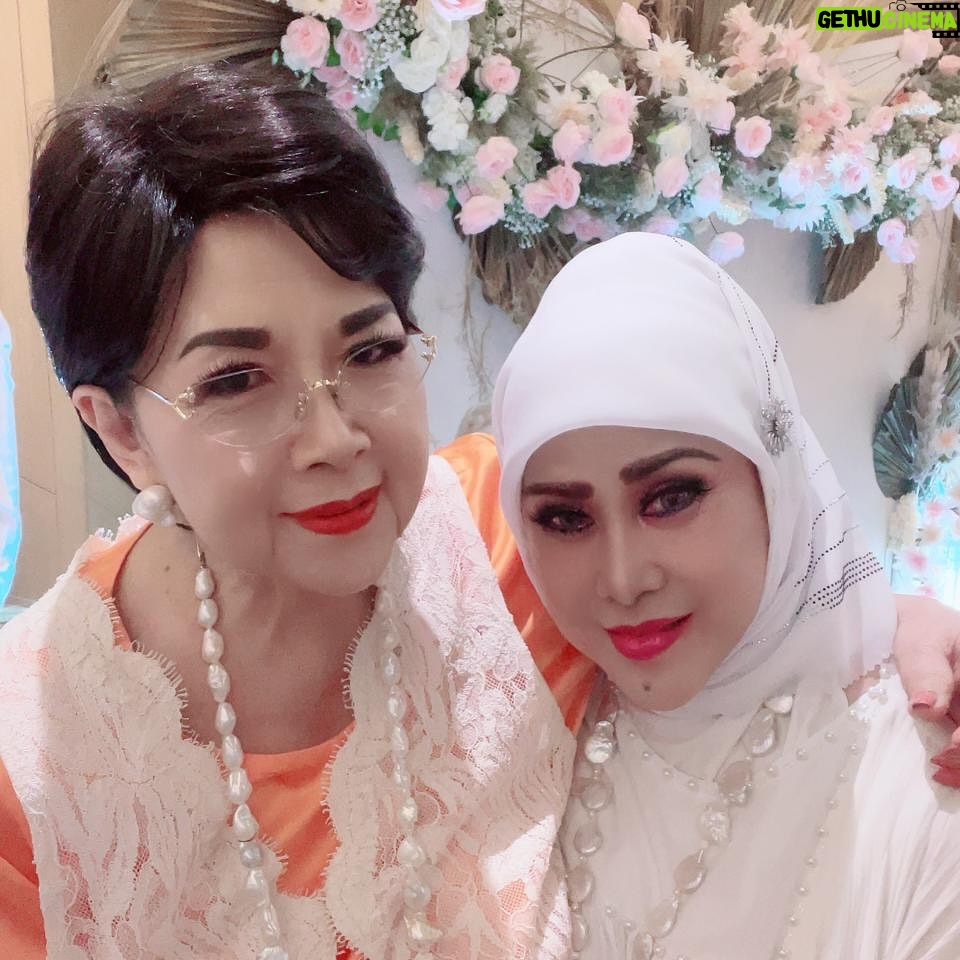 Elvy Sukaesih - 33.9K Likes - Innalillaahi wainna Ilaihi Roji’un 

Telah berpulang Kerahmatullah Senior kami, Eyang TITIK PUSPA 😭 

Semoga ALmarhumah Eyang Titik Puspa, ALLAH jadikan kuburnya Raudhoh min Riyyadil Jannah, ALLAH terima semua amal ibadahnya. 
Semoga Almarhumah dalam Ampunan Rahmat & Ridho ALLAH SWT. 
Min Ahli Khair… Min Ahli Jannah yaa ALLAH yaa ROBB 😭😭❤️❤️❤️ Al Fatihah…