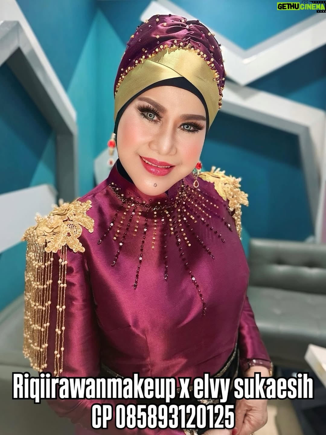 Elvy Sukaesih - 581 Likes - Makeup ummi @elvy_sukaesih 💕
Hijabdob @dedezachri 💕
For booking makeup WA 085893120125
—————————————————————
#makeupbyriqiirawan #makeup #makeupartist #makeupartistjakarta #makeupartisttangerang #makeupartistbsd #makeupartistbsdcity #makeupnatural #makeupaddict #makeupflawless #makeupwedding #makeupbold #makeupwisuda #makeupprewedding #makeupphotoshoot #makeupdaily #elvysukaesih #dangdutmendunia