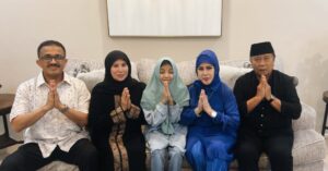 Elvy Sukaesih Instagram - Alhamdulillaah Silaturahim ke kediaman nya Bpk. Anwar Sanad & Ibu Diah (Walikota Jakarta Timur periode 2020-2024) bersama para sahabat Ayah Mansyur S., Habib Husen Al Habsyi, M. Abdullah Abdad, dan Nabil