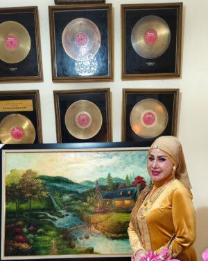 Elvy Sukaesih Instagram - Alhamdulillaah.... Terima kasih banyak Kak Nur oleh2 lukisan nya dari Belanda.
Semoga kita bisa segera show ke Belanda yaaa,,
Aamiin... Love you kak Nur 🥰🤗
Lagu Cinta Rahasia adalah lagu favorite kak Nur, penciptanya adalah Alm. Murad Haris 🤗