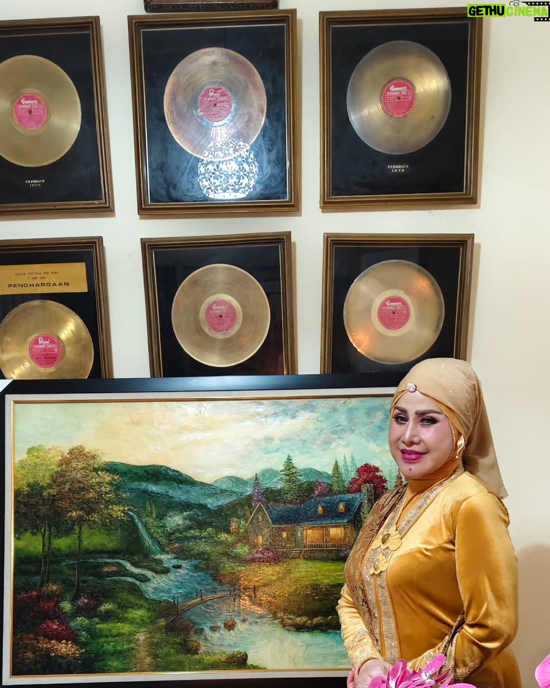 Elvy Sukaesih - 864 Likes - Alhamdulillaah.... Terima kasih banyak Kak Nur oleh2 lukisan nya dari Belanda. 

Semoga kita bisa segera show ke Belanda yaaa,, 
Aamiin... Love you kak Nur 🥰🤗 

Lagu Cinta Rahasia adalah lagu favorite kak Nur, penciptanya adalah Alm. Murad Haris 🤗