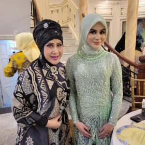 Elvy Sukaesih Instagram - Selamat & Sukses utk Bpk. Rahmad Mas’ud n Ibu Nurlena sebagai Walikota Balikpapan periode ke 2, semoga selalu dalam Lindungan ALLAH SWT, Aamiin yaa ROBBAL ALAAMIIIN 🤲😍
#elvysukaesih #walikotabalikpapan #balikpapan