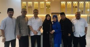 Elvy Sukaesih Instagram - Alhamdulillaah Silaturahim ke kediaman nya Bpk. Anwar Sanad & Ibu Diah (Walikota Jakarta Timur periode 2020-2024) bersama para sahabat Ayah Mansyur S., Habib Husen Al Habsyi, M. Abdullah Abdad, dan Nabil