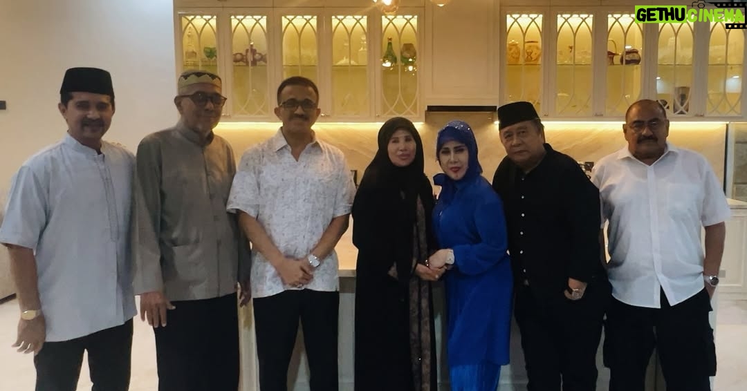 Elvy Sukaesih - 771 Likes - Alhamdulillaah Silaturahim ke kediaman nya Bpk. Anwar Sanad & Ibu Diah (Walikota Jakarta Timur periode 2020-2024) bersama para sahabat Ayah Mansyur S., Habib Husen Al Habsyi, M. Abdullah Abdad, dan Nabil