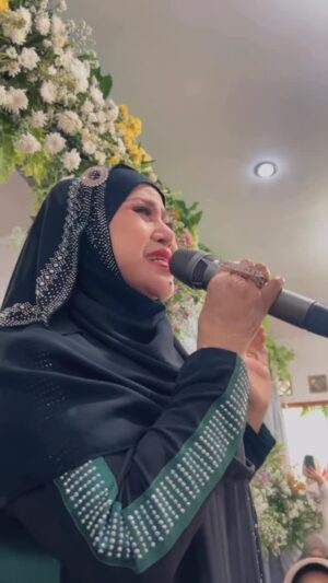 Elvy Sukaesih Instagram - Allahumma sholli ‘alaa sayyidina Muhammad wa ‘alaa Aali sayyidina Muhammad ❤️