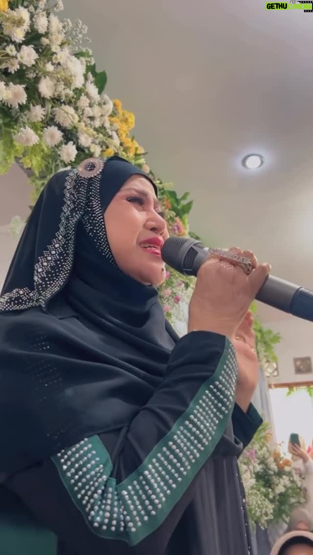 Elvy Sukaesih - 32K Likes - Allahumma sholli ‘alaa sayyidina Muhammad wa ‘alaa Aali sayyidina Muhammad ❤️