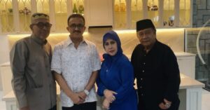 Elvy Sukaesih Instagram - Alhamdulillaah Silaturahim ke kediaman nya Bpk. Anwar Sanad & Ibu Diah (Walikota Jakarta Timur periode 2020-2024) bersama para sahabat Ayah Mansyur S., Habib Husen Al Habsyi, M. Abdullah Abdad, dan Nabil