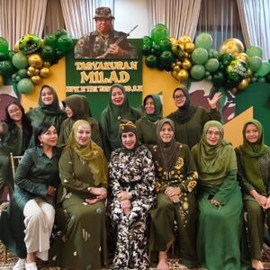 Elvy Sukaesih Instagram - 𝚂𝚎𝚝𝚎𝚕𝚊𝚑 𝚖𝚊𝚕𝚊𝚖 𝚝𝚒𝚋𝚊 𝚍𝚊𝚗 𝚑𝚊𝚗𝚢𝚊 𝚝𝚎𝚛𝚜𝚒𝚜𝚊 𝚔𝚊𝚖𝚒 𝚋𝚎𝚛5 🤗
𝙱𝚞𝚗𝚍𝚊 𝙷𝚓. 𝙻𝚒𝚊, 𝙲𝚊𝚖𝚎𝚕𝚒𝚊 𝙼𝚊𝚕𝚒𝚔, 𝙴𝚟𝚒𝚎 𝚃𝚊𝚖𝚊𝚕𝚊 𝚍𝚊𝚗 𝙳𝚎𝚠𝚒 𝙶𝚒𝚝𝚊 😍❤