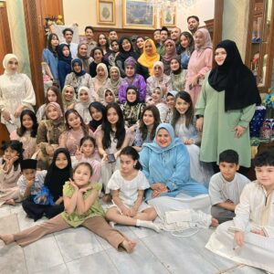 Elvy Sukaesih Instagram - Alhamdulillaah.. Lebaran kumpul bersama Keluarga besar Bin Jindan dan Al Hamid juga Anak Mantu Cucu Cicit di kediaman putriku wan @fitriaelvys 🥰❤🤗