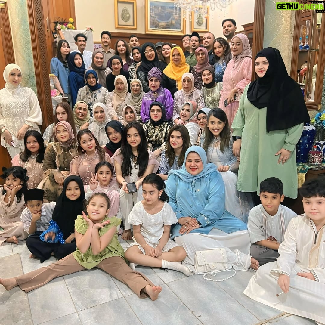 Elvy Sukaesih - 1.8K Likes - Alhamdulillaah.. Lebaran kumpul bersama Keluarga besar Bin Jindan dan Al Hamid juga Anak Mantu Cucu Cicit di kediaman putriku wan @fitriaelvys 🥰❤🤗