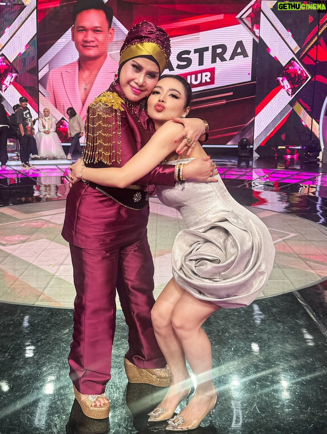 Elvy Sukaesih - 11.4K Likes - ❤️ Ummiii @elvy_sukaesih RATU DANGDUT KITE ❤️😍🔥
Nonton DA7 lagi yaa malam ini❤️