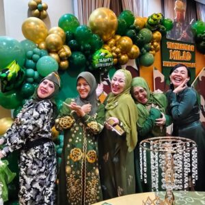 Elvy Sukaesih Instagram - 𝚂𝚎𝚝𝚎𝚕𝚊𝚑 𝚖𝚊𝚕𝚊𝚖 𝚝𝚒𝚋𝚊 𝚍𝚊𝚗 𝚑𝚊𝚗𝚢𝚊 𝚝𝚎𝚛𝚜𝚒𝚜𝚊 𝚔𝚊𝚖𝚒 𝚋𝚎𝚛5 🤗
𝙱𝚞𝚗𝚍𝚊 𝙷𝚓. 𝙻𝚒𝚊, 𝙲𝚊𝚖𝚎𝚕𝚒𝚊 𝙼𝚊𝚕𝚒𝚔, 𝙴𝚟𝚒𝚎 𝚃𝚊𝚖𝚊𝚕𝚊 𝚍𝚊𝚗 𝙳𝚎𝚠𝚒 𝙶𝚒𝚝𝚊 😍❤