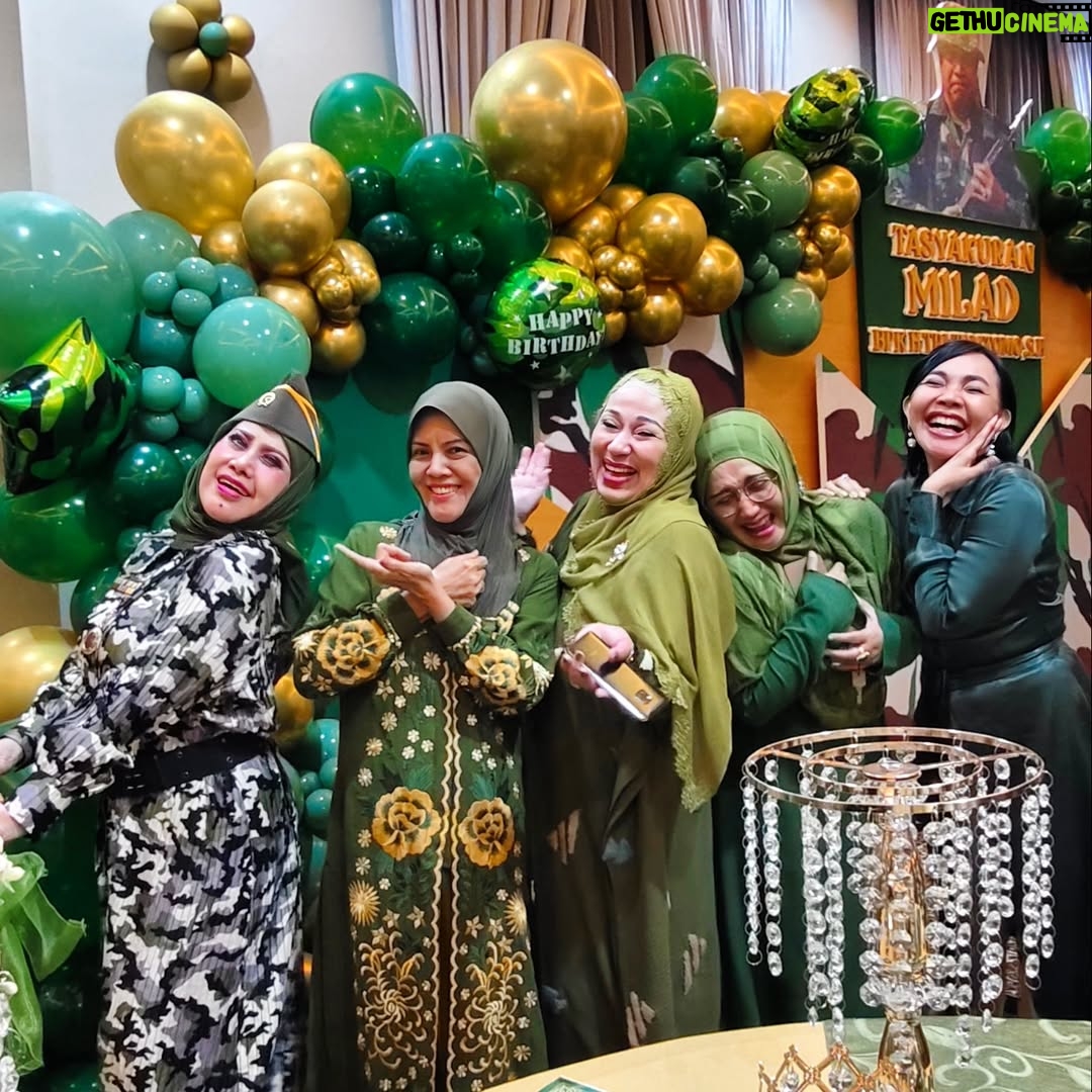 Elvy Sukaesih - 748 Likes - 𝚂𝚎𝚝𝚎𝚕𝚊𝚑 𝚖𝚊𝚕𝚊𝚖 𝚝𝚒𝚋𝚊 𝚍𝚊𝚗 𝚑𝚊𝚗𝚢𝚊 𝚝𝚎𝚛𝚜𝚒𝚜𝚊 𝚔𝚊𝚖𝚒 𝚋𝚎𝚛5 🤗 
𝙱𝚞𝚗𝚍𝚊 𝙷𝚓. 𝙻𝚒𝚊, 𝙲𝚊𝚖𝚎𝚕𝚒𝚊 𝙼𝚊𝚕𝚒𝚔, 𝙴𝚟𝚒𝚎 𝚃𝚊𝚖𝚊𝚕𝚊 𝚍𝚊𝚗 𝙳𝚎𝚠𝚒 𝙶𝚒𝚝𝚊 😍❤