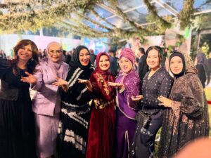 Elvy Sukaesih Instagram - Alhamdulillaah kondangan adalah ajang silaturahmi 😍❤️🥰