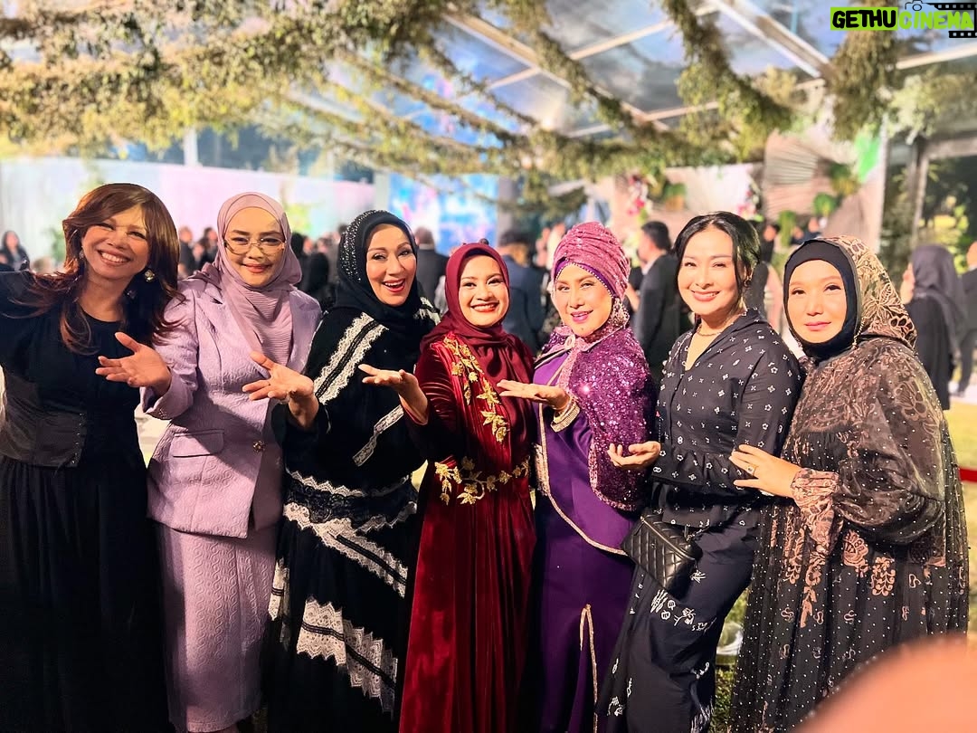 Elvy Sukaesih - 1K Likes - Alhamdulillaah kondangan adalah ajang silaturahmi 😍❤️🥰