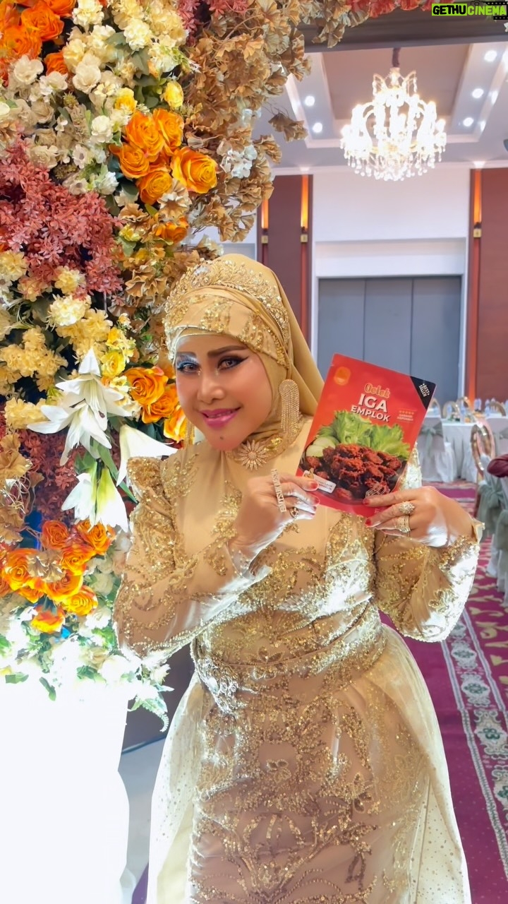 Elvy Sukaesih - 2.3K Likes - Inidia makanan kemasan favoritku yg surdepppp mashaallah bisa dibawa kemana mana dan siap saji.. umi happy banget @oelek.id bisa hadir di acara spesial umi🤍