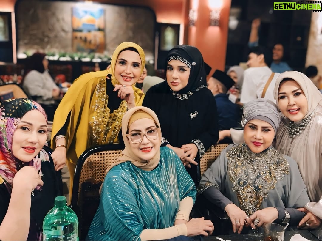 Elvy Sukaesih - 886 Likes - Bukber Arisan Riang & Syantik @amar_dining 💋💖
