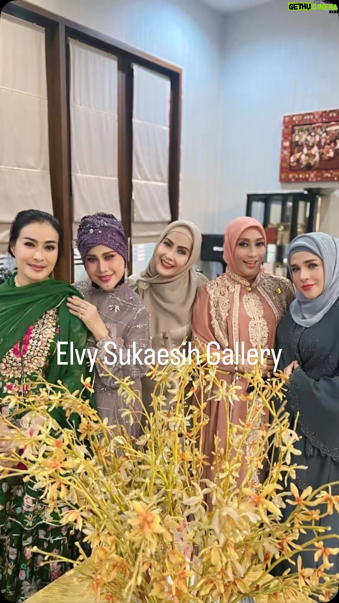 Elvy Sukaesih - 536 Likes - Alhamdulillaah silaturahmi di kediaman Bunda Hj. Lia Tritamtomo, bersama anakku Fitria, Iis Dahlia, Babby Zilvia, Yayuk Suseno, Ira Maya Sofa, Dewi Gita, dan Nia Daniaty. 
Minta maaf Bunda Liaaa sampai ga sempat berfoto 🙏🥺 

Urutan terakhir bersama Cucuku sayang Syelfa 😘😍