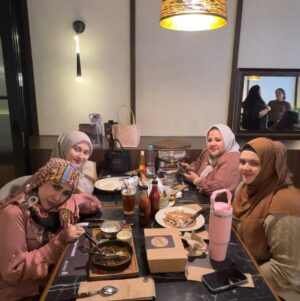 Elvy Sukaesih Instagram - Beersama putriku @dhawiyaelvysukaesih dan cucu2ku @hilazach_ @bellasalsabilalhamid