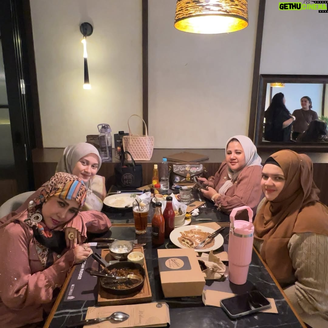 Elvy Sukaesih - 564 Likes - Beersama putriku @dhawiyaelvysukaesih dan cucu2ku @hilazach_ @bellasalsabilalhamid