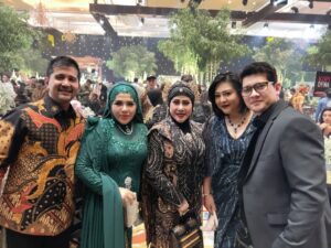 Elvy Sukaesih Instagram - Senangnya jumpa @audyitem n @iko.uwais kangen lama tak bersua
#alswedding #als #elvysukaesih