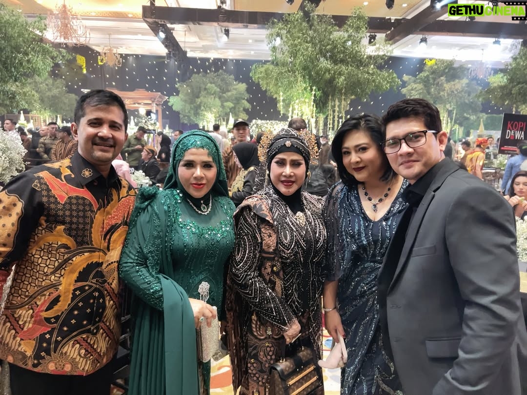 Elvy Sukaesih - 1.3K Likes - Senangnya jumpa @audyitem n @iko.uwais kangen lama tak bersua 

#alswedding #als #elvysukaesih