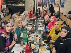Elvy Sukaesih Instagram - Bukber Arisan Riang & Syantik @amar_dining 💋💖