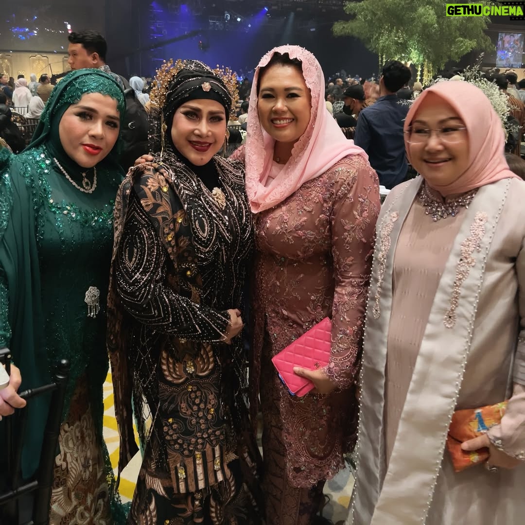 Elvy Sukaesih - 482 Likes - Alhamdulillaah jumpa Ananda Yenni Wahid @yennywahid
