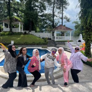 Elvy Sukaesih Instagram - Putriku n Cucuku sayang 😍🥰🤗
Fitria, Wirdha, Dhawiya, Bella n Adiva ❤