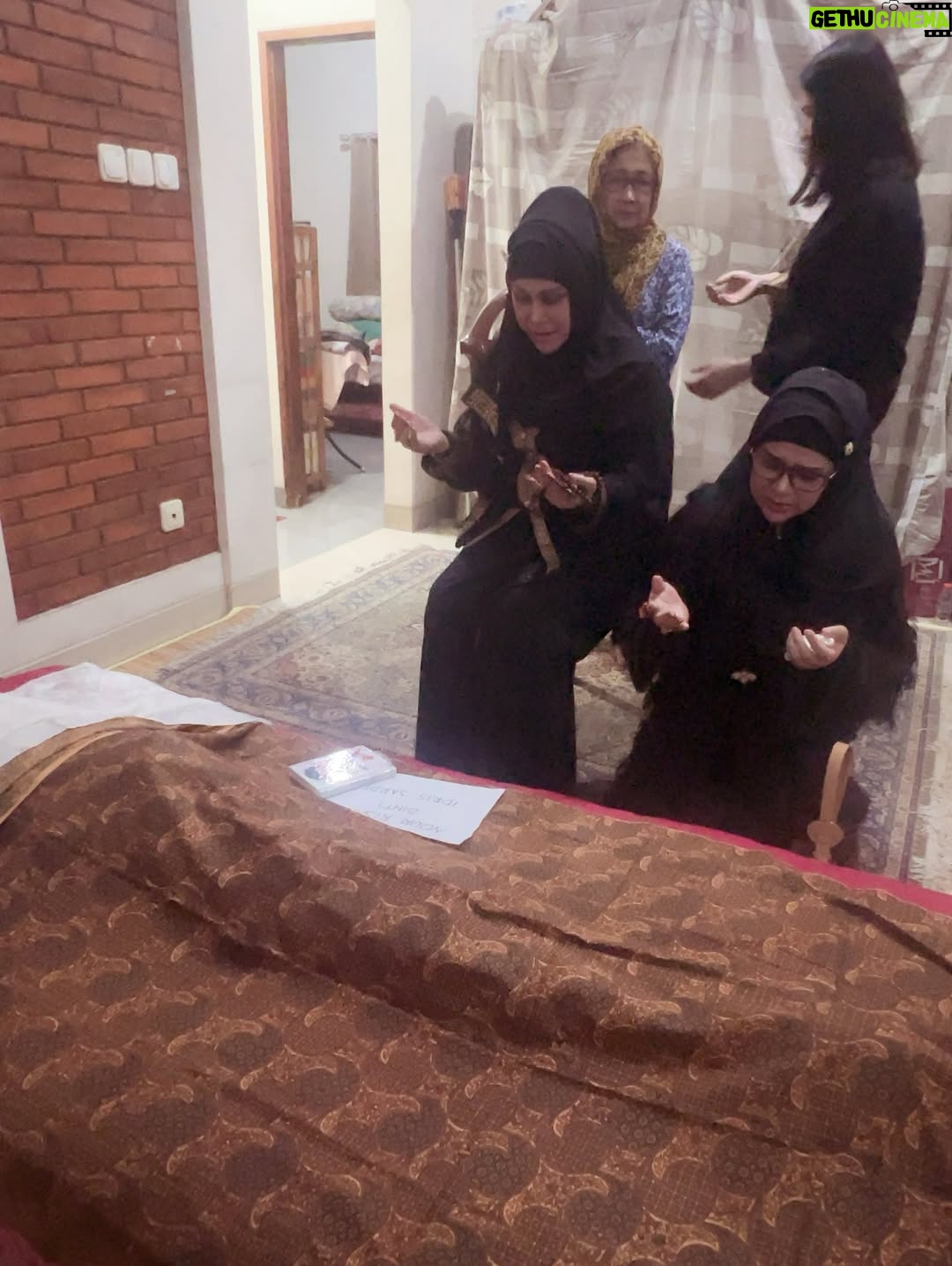 Elvy Sukaesih - 28.4K Likes - Selamat jalan anakku Nour Risanti binti Idris Sardi, insya ALLAH Jannah Husnul Khotimah, Al Fatihah😭❤️