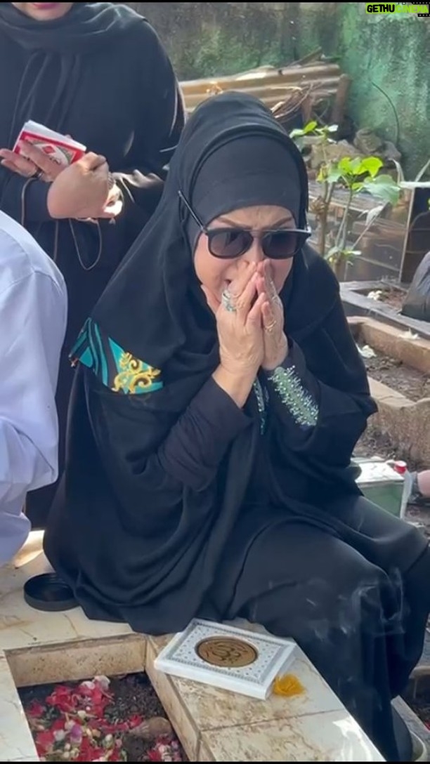 Elvy Sukaesih - 1.3K Likes - Assalamu'alaikum wRwB 

Alhamdulillaah hari ini ziarah ke maqam suamiku tercinta Allahyarham Hb. Zeth bin Abu bakar Jindan dan Allahyarham Ibuku tercinta 😍❤🥲