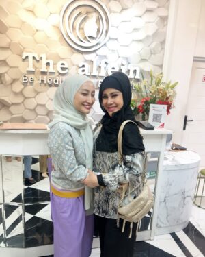Elvy Sukaesih Instagram - Alhamdulillaah senangnya hari ini bisa perawatan di Clinic @thealfein bersama dokter kesayanganku @ranafikania_dr
Terima kasih dokter sayang 😍❤️