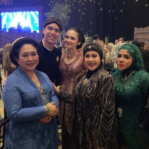 Elvy Sukaesih Instagram - Masya ALLAH bersama Ibu Titik, El, Syifa dan putriku Fitria
@titiksoeharto @elelrumi @syifahadju @fitriaelvys