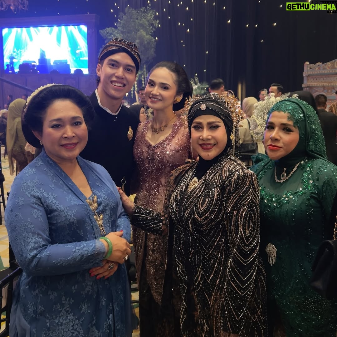 Elvy Sukaesih - 42.1K Likes - Masya ALLAH bersama Ibu Titik, El, Syifa dan putriku Fitria 

@titiksoeharto @elelrumi @syifahadju @fitriaelvys