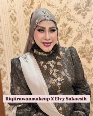 Elvy Sukaesih Instagram - Makeup for queen of dangdut ummi @elvy_sukaesih 💕
Hijabdob @dedezachri 💕
For booking makeup WA 085893120125
—————————————
#bylancangmakeup #makeup #makeupartist #makeupartistjakarta #makeupartisttangerang #makeupartistbsd #makeupartistbsdcity #makeupnatural #makeupaddict #makeupflawless #makeupwedding #makeupbold #makeupwisuda #makeupprewedding #makeupphotoshoot #makeupdaily