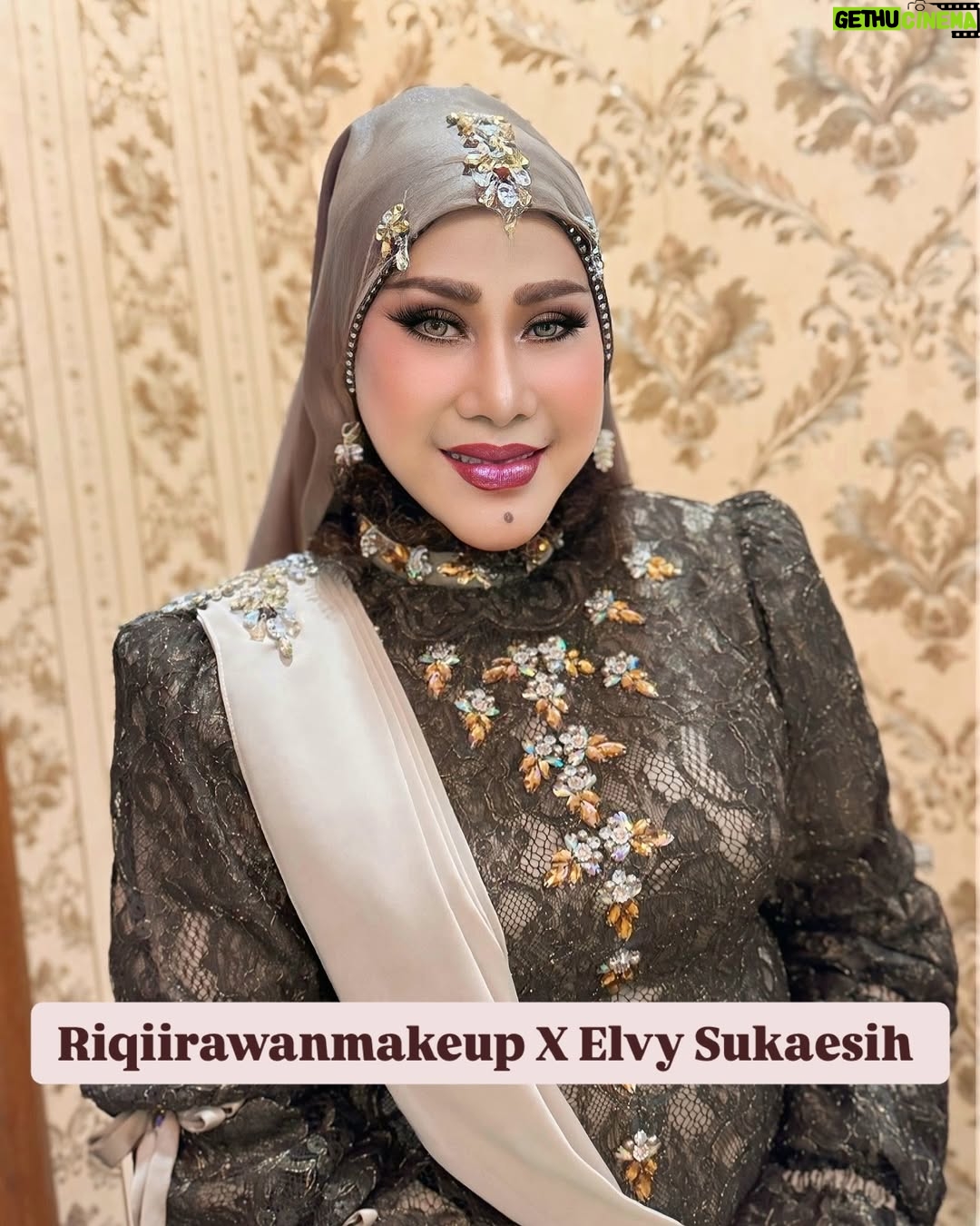 Elvy Sukaesih - 641 Likes - Makeup for queen of dangdut ummi @elvy_sukaesih 💕
Hijabdob @dedezachri 💕

For booking makeup WA 085893120125
—————————————
#bylancangmakeup #makeup #makeupartist #makeupartistjakarta #makeupartisttangerang #makeupartistbsd #makeupartistbsdcity #makeupnatural #makeupaddict #makeupflawless #makeupwedding #makeupbold #makeupwisuda #makeupprewedding #makeupphotoshoot #makeupdaily