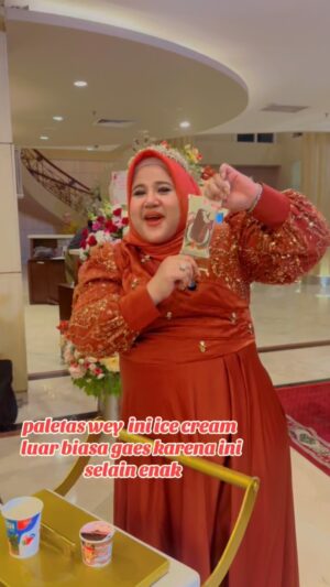 Elvy Sukaesih Instagram - Happy banget ada @paletaswey di acara ultah mamah @elvy_sukaesih makin seger dan makin meriah pastinya kalo ada ice crem ini #paletaswey #elvysukaesih #dhawiya