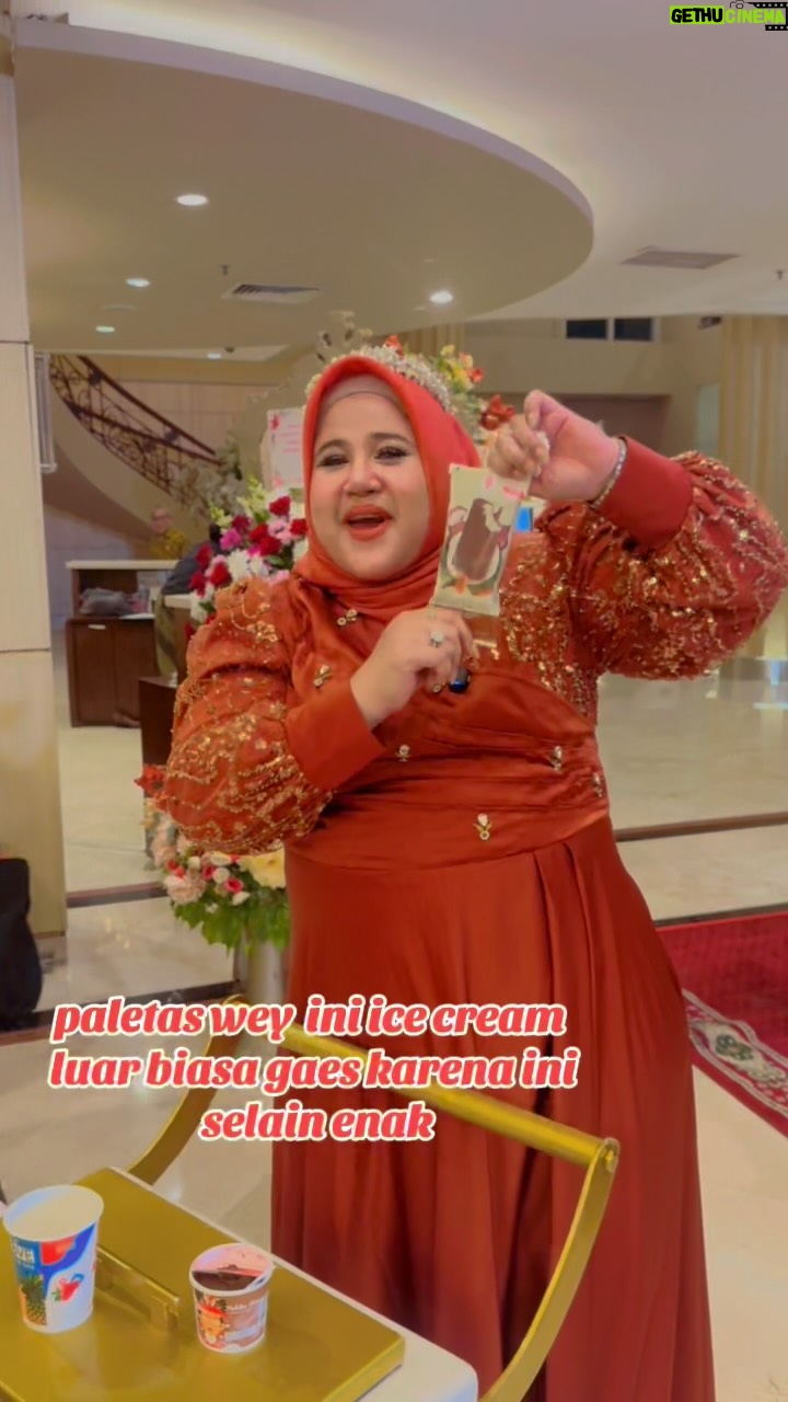Elvy Sukaesih - 488 Likes - Happy banget ada @paletaswey di acara ultah mamah @elvy_sukaesih makin seger dan makin meriah pastinya kalo ada ice crem  ini #paletaswey #elvysukaesih #dhawiya