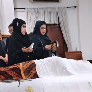 Elvy Sukaesih Instagram - Selamat jalan Eyang Titik Puspa @titiekpuspa_official
Insya ALLAH Husnul Khotimah ❤